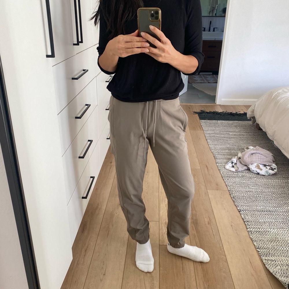 Aritzia TNASLICK warm-up jogger
